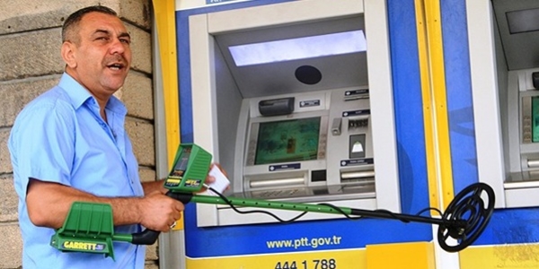 ATM'de kaybolduğu iddia edilen paraları dedektörle aradılar