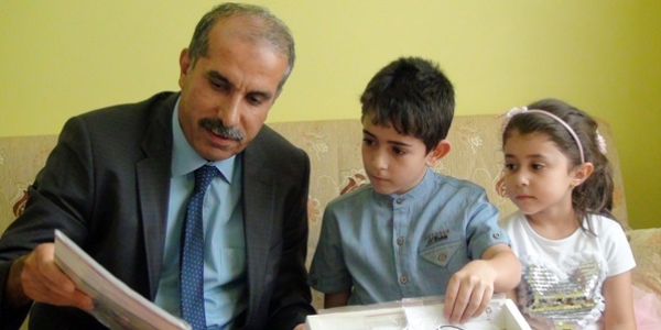 Deney yapan çocuğa Bakan Işık'tan hediye