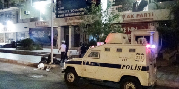 Diyarbakır'da Ak Parti'ye bombalı saldırı: 1 polis yaralı