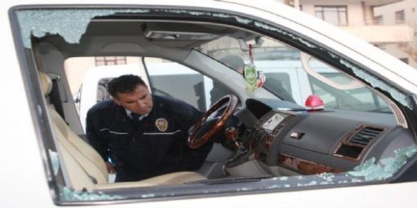 Teröristler Ağrı'da bir aracı gasbetti