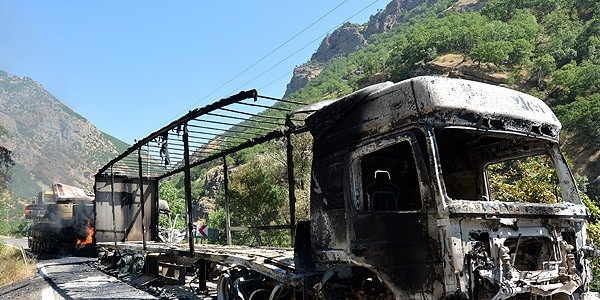 Teröristler 5 iş makinesini yaktı