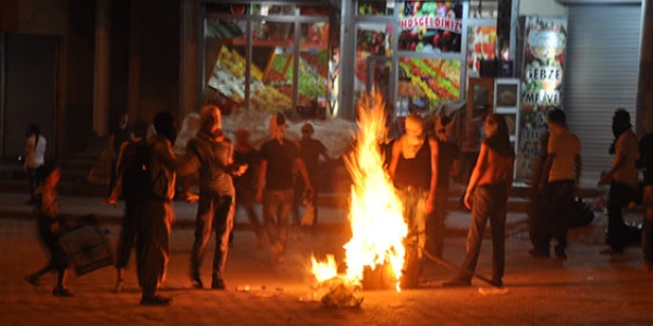 Polise molotof atmak isteyenler ayaklarndan vuruldu