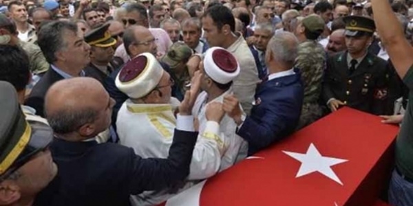 Şehidin cenazesinde müftüye tepki