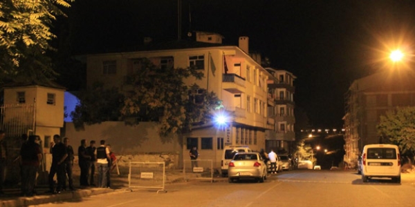 Bingöl'de polis karakoluna saldırı:2 yaralı