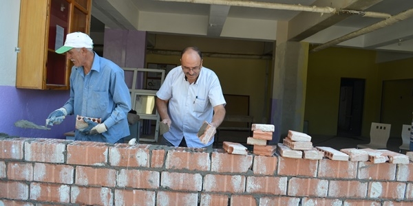Okul müdürü ve öğretmenler duvar ördü