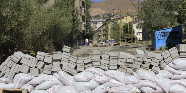 Hakkari'de barikat kuran teröristlere operasyon