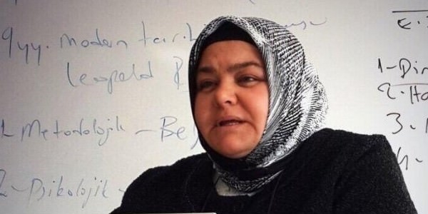 İşte Türkiye'nin ilk başörtülü bakanı