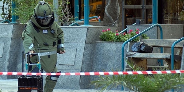 İzmir'de polis merkezi önüne bırakılan paketten bomba çıktı