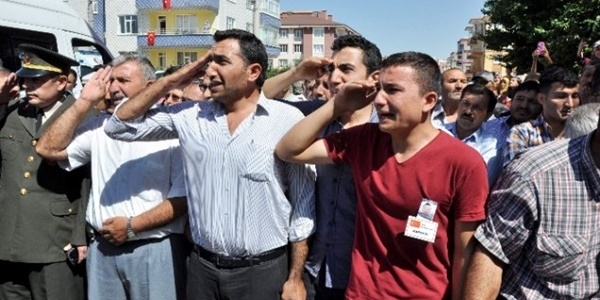 Kardeşleri şehidi asker selamı ile karşıladı