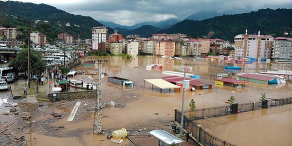 Hopa'da yaralar sarılmaya çalışılıyor