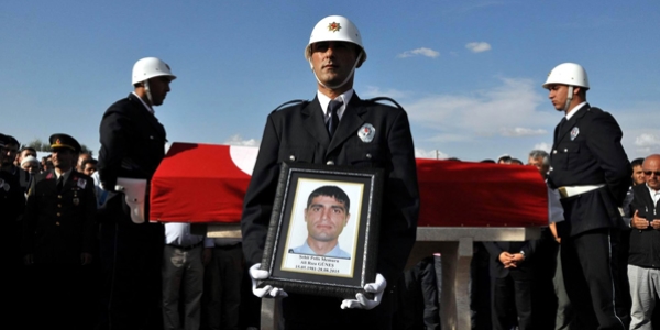 Şehit polis memuru memleketinde toprağa verildi