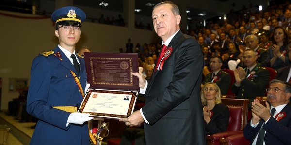 Cumhurbakan Erdoan GATA'da diploma trenine katld