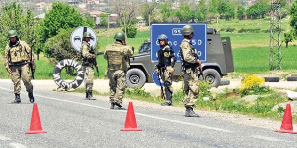 Astsubay patlak lastikle 4 kilometre kap kurtuldu