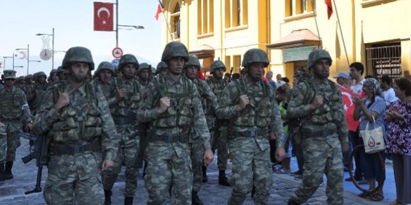 Askerler Kordon'u 'Şehitler ölmez' haykırışlarıyla inletti
