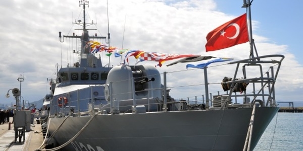 Askeri gemiler halkn ziyaretine ald