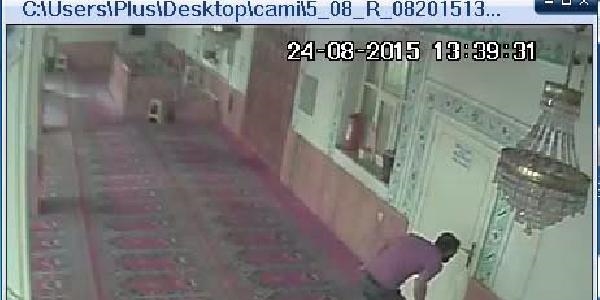 Caminin bağış kutusundaki parayı çaldı
