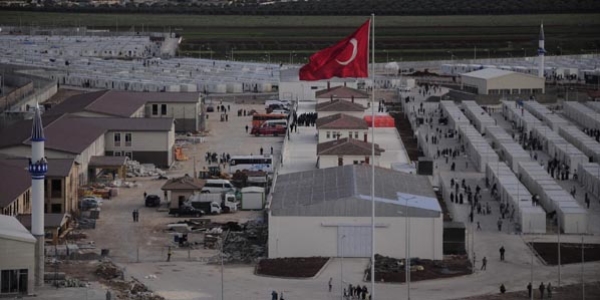 Merkel'den sığınmacılar konusunda Türkiye'ye övgü