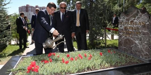 Davutolu Alparslan Trke'in mezarn ziyaret etti