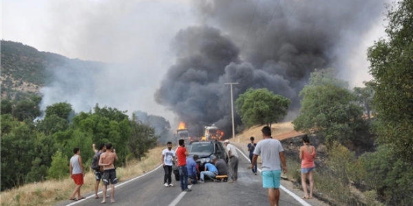 PKK'lı teröristler Tunceli'de yol kesti