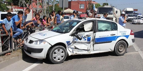 Polis aracı kaza yaptı: 3 yaralı
