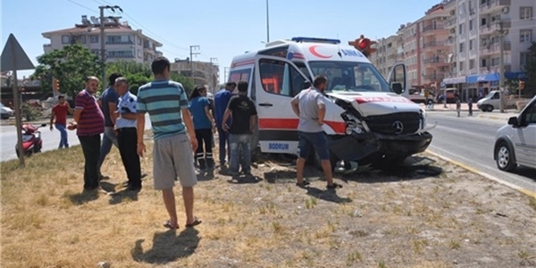 Ambulans otomobille çarpıştı: 1 yaralı