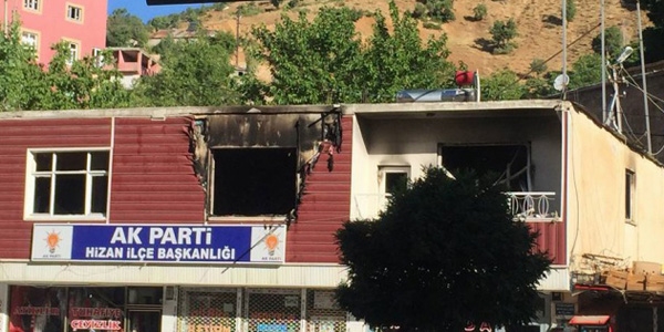 AK Parti İlçe Başkanlığı'na molotoflu saldırı