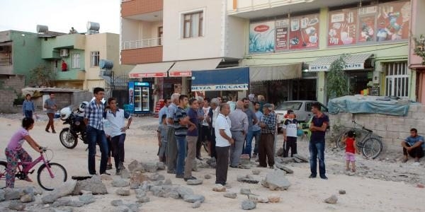 Evleri toz oluyor diye yolu trafiğe kapattılar