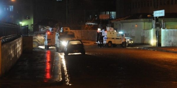 Van'da Polis aracna roketatarl saldr: 1 yaral