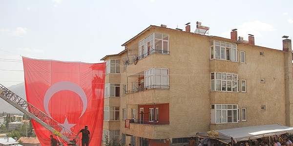 Şehitlerin baba evine ateş düştü