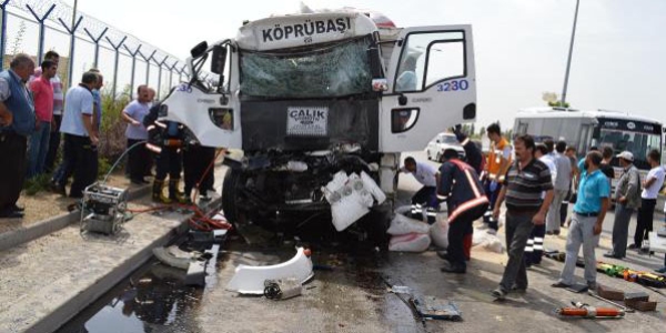 Kamyon durakta yolcu alan otobüse çarptı: 14 yaralı