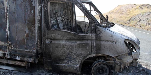 Van ve Bitlis'te PKK, 11 aracı ateşe verdi