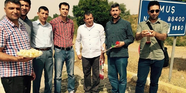 Tatvan'dan Samsun'a giden yolculara lokum ve gül dağıtıldı