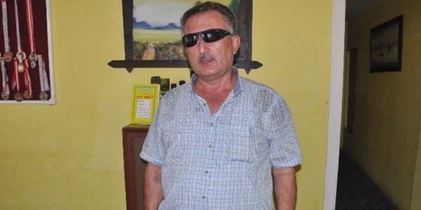 Trene binmek isteyen görme engelli, vagonların arasına düştü