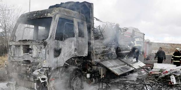 PKK'lılar karakola malzeme taşıyan kamyonu yaktı