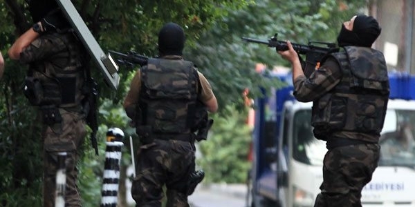 stanbul'da terr operasyonu: 17 gzalt