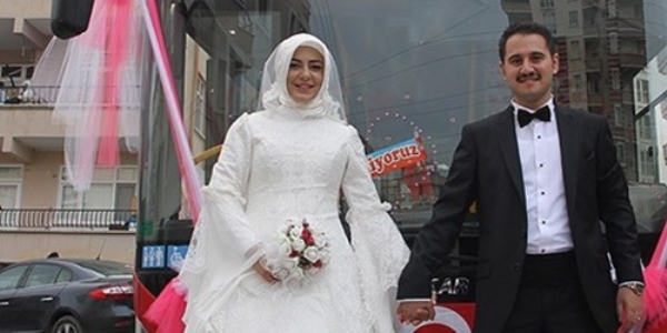 Tanıştıkları halk otobüsünü gelin arabası yaptılar