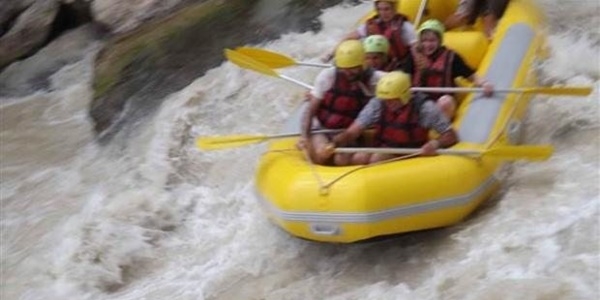 Rafting'de bindiği bot devrilen öğretmen hayatını kaybetti