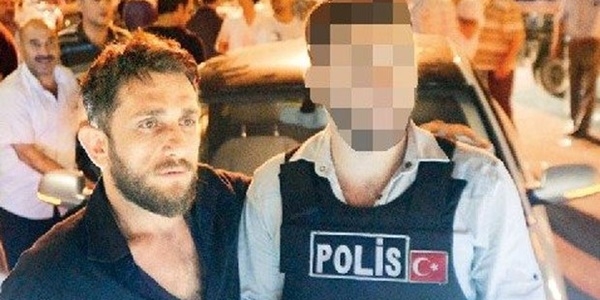 Eylemci ile özçekim yapan polise soruşturma