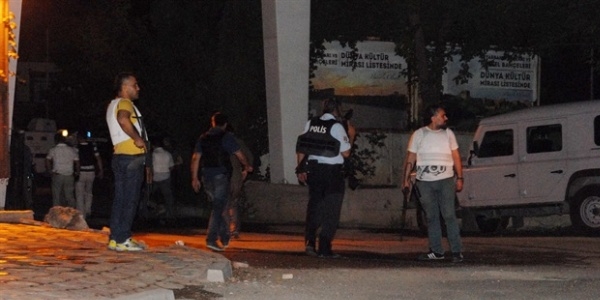 Hazro İlçe Emniyet Müdürlüğü'ne saldırı: 1 polis yaralı