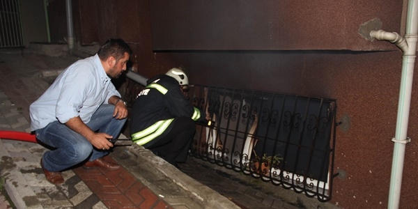 Evini yakan şahsı kurtarmak isteyen 2 polis zehirlendi