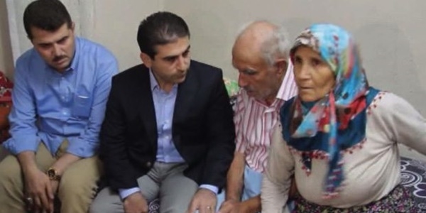 Şehit haberini ailesine kameralar eşliğinde verdiler