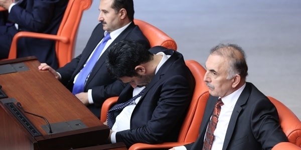 AK Parti'de Uğur Işılak çizik yedi