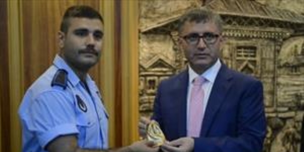 Kahraman zabıta memuru bir kese altınla ödüllendirildi