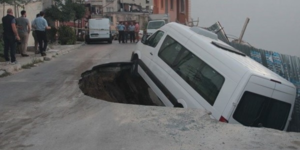 Kağıthane'de yol çöktü, servis minibüsü içine düştü
