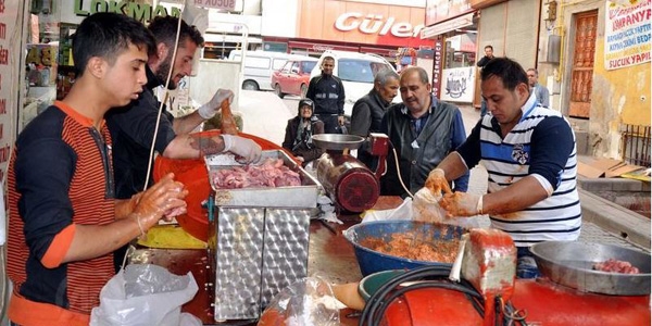 Kasaplardan 'sokakta kıyma ve sucuk yaptırmayın' uyarısı