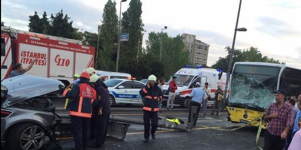 Metrobüs yolu trafiğe kapandı!