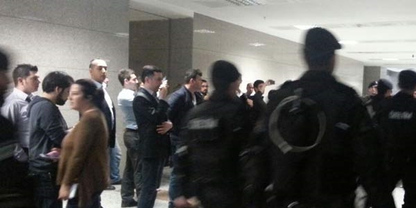 Polis kıyafetli terörist adliye önünde keşif yaparken yakalandı