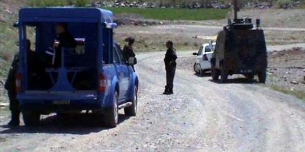 Kars'ta yol kontrol yapan jandarma ekibine silahl saldr