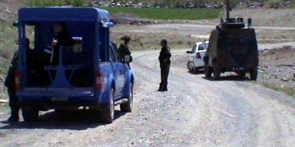 Kars'ta yol kontrolü yapan jandarma ekibine silahlı saldırı