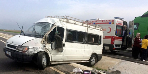 Mardin'de minibüs devrildi: 17 yaralı